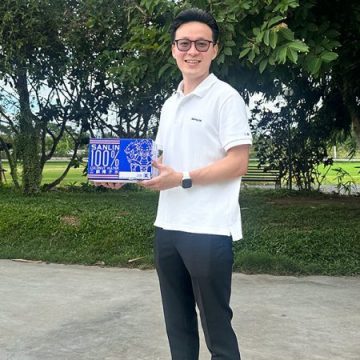 Justin Meng holding a batch of Sanlin coconut water